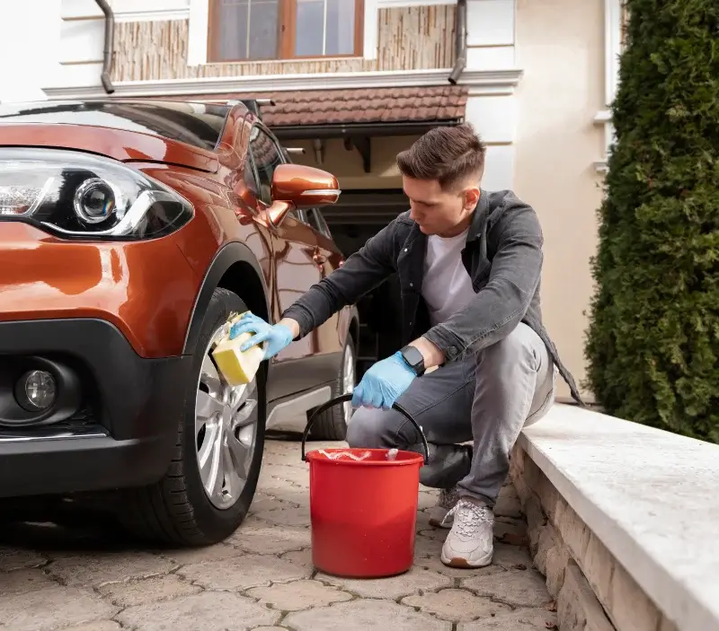 Lavage auto à domicile Sauteyrargues : professionnel intervenant sur un véhicule